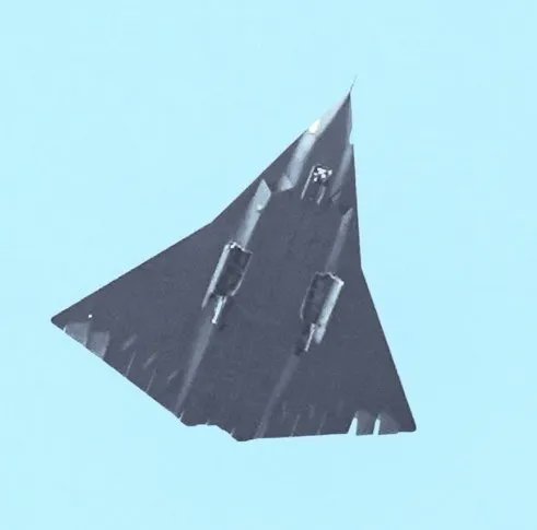 中國成功試飛了全球首架第六代戰鬥機原型。 圖:翻攝自X帳號@DJSnM