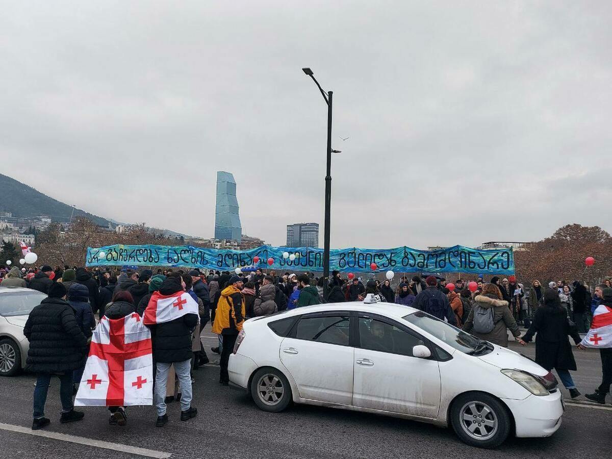 許多支持親歐盟派的喬治亞民眾也上街抗議，表達自己對親俄派總統卡韋拉什維利的不滿。 圖：翻攝自 @nexta_tv X 帳號