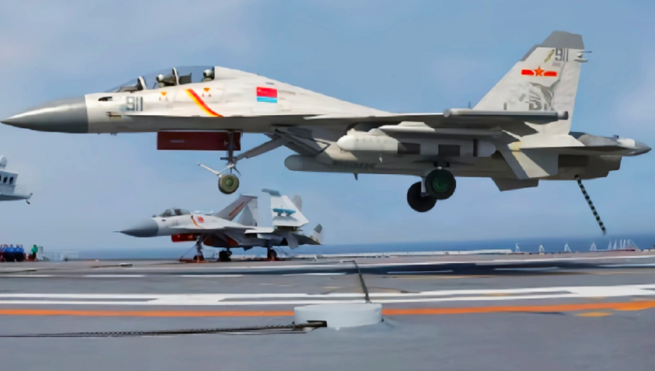 解放軍殲-15 戰機的電子戰版本殲-15DH，已在山東艦完成了起降測試。 圖：翻攝自空天力量