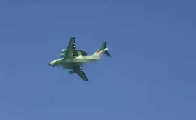 空警-3000機頭部位伸出受油桿 截自騰訊網「海事先鋒」