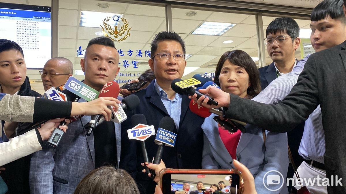 為了幫民眾黨主席柯文哲二度交保獲釋，民眾黨立委吳春城、陳昭姿、中央委員江和樹下午抵達北院。 圖：周煊惠／攝