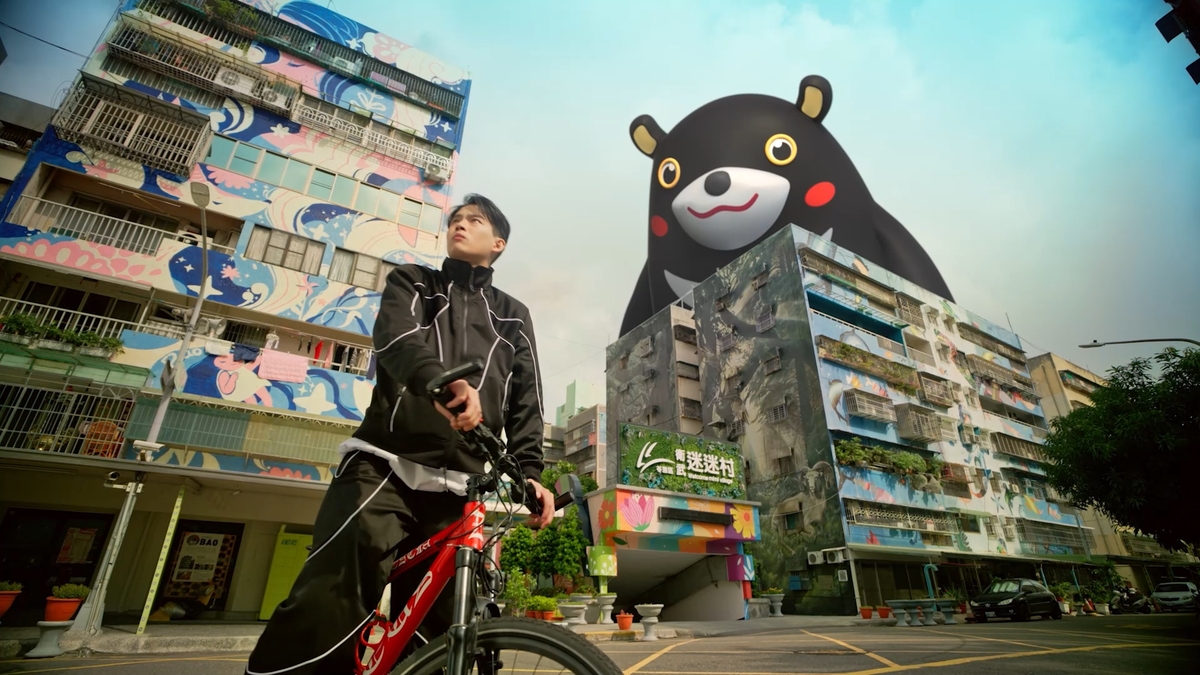 實力派演員張庭瑚片中全程騎單車。 圖：高雄市政府提供