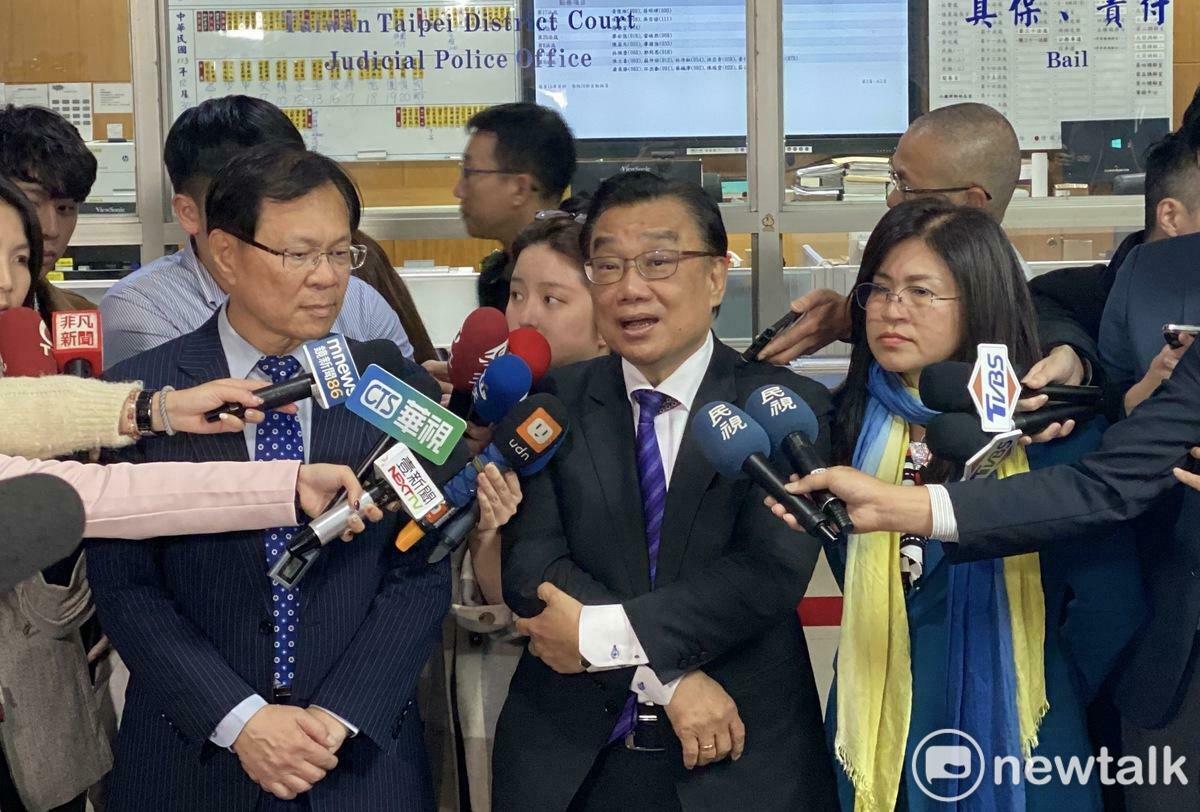 為幫民眾黨主席柯文哲二度交保獲釋，黨團幹事長麥玉珍（右起）、立委林國成、張啓楷等人稍早抵達北院。 圖：周煊惠 / 攝