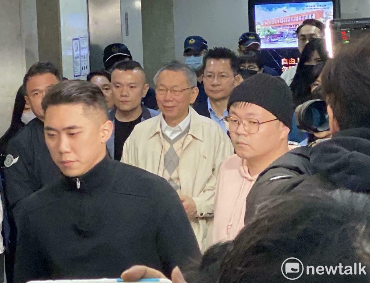 民眾黨主席柯文哲今在妻子陳佩琪、民眾黨黨公職等人陪同下，二度獲釋。 圖：周煊惠 / 攝