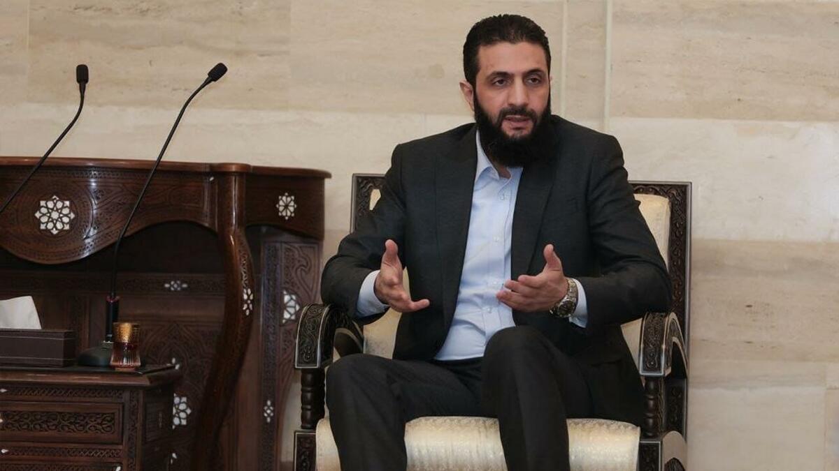敘利亞新任臨時總統沙拉（Ahmad al-Sharaa）表示目前需要4年的時間才能舉行全國大選。 圖：截自「x」@HassounMazen