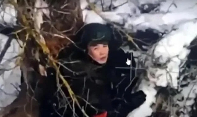 一個北韓兵躲在雪地樹下被誣均無人機瞄準。 圖 : 翻攝自肖寧聊兵器