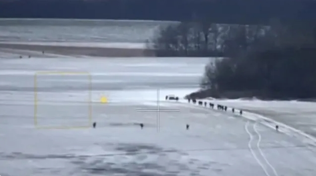 烏軍無人機拍攝到北韓兵在缺乏掩護的情形下，在開闊的平原雪地上進攻。 圖 : 翻攝自肖寧聊兵器