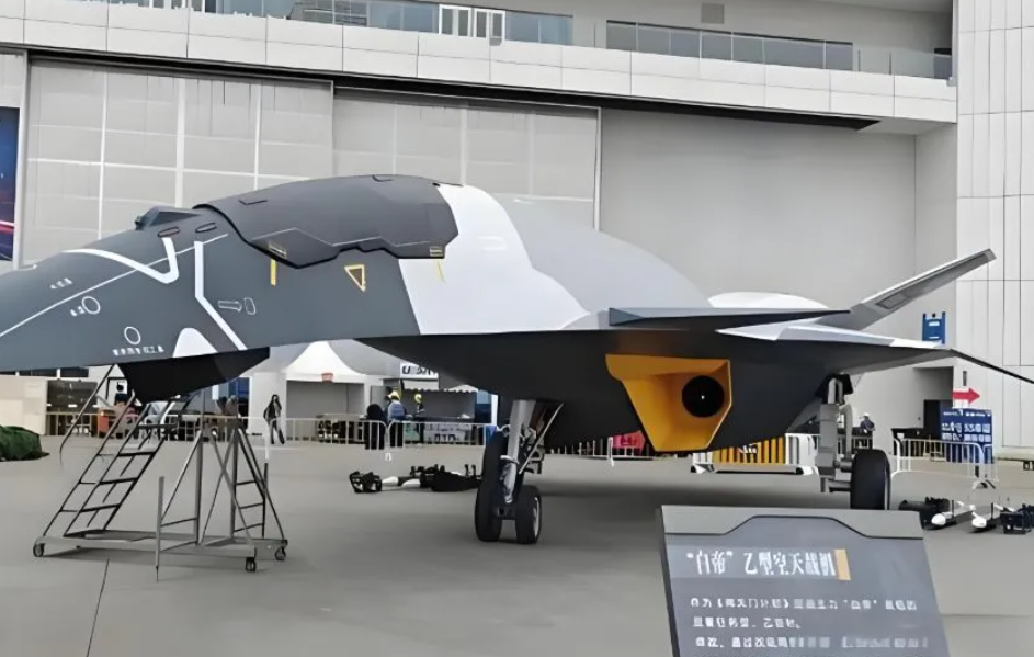中國「白帝」空天戰機因其代表的超前空天戰機理念，引發熱烈議論與炒作。 圖：翻攝自矚望雲霄