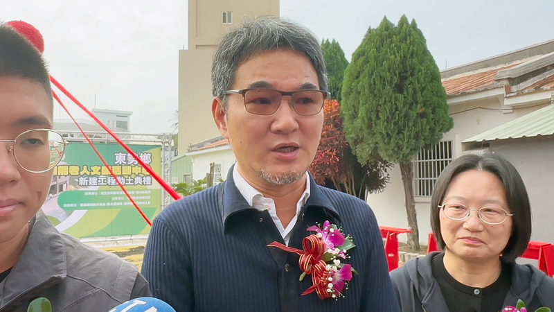 民進黨立委劉建國（中）30日說，財劃法修法，中央須釋出新台幣3753億元撥給地方，衝擊許多既定建設與計畫，恐殃及台大雲林分院虎尾院區二期擴建工程。 圖：中央社