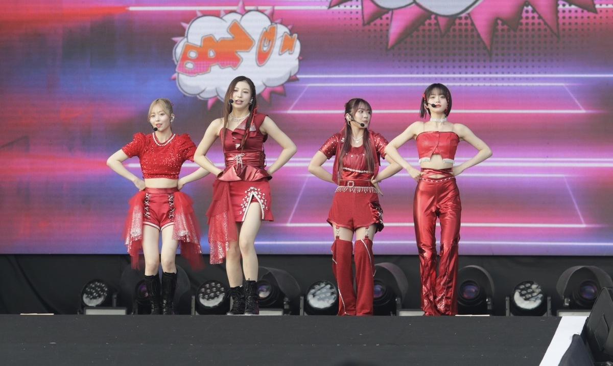 「2025台南好young」跨年晚會明晚6點才開唱，今天下午3點未到，嘻哈天團玖壹壹及新日式個性女子團體「@onefive」彩排時， 舞台前帳篷林立，近三百名粉絲齊聚欣賞，好不熱鬧。 圖：台南市政府提供