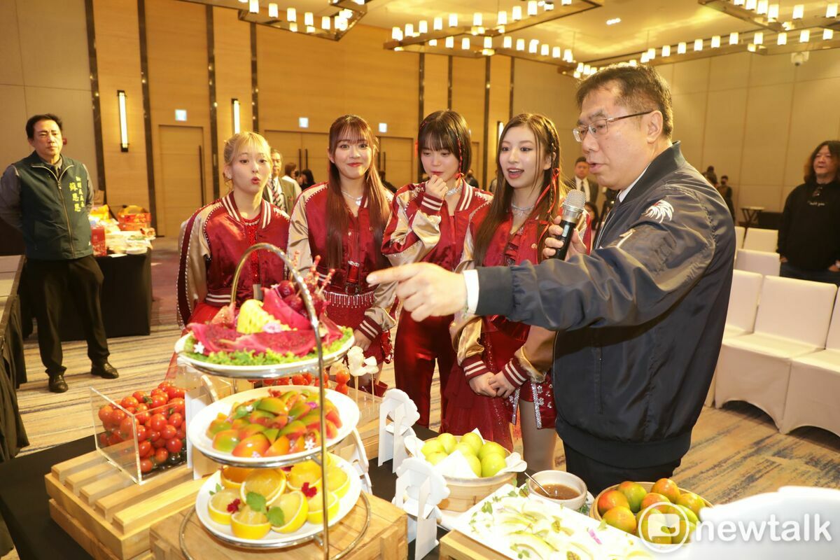 臺南市長黃偉哲今日於大員皇冠酒店媒體見面會迎接@onefive時，特別準備滿滿兩桌美食熱烈歡迎，黃偉哲更打趣表示，臺南美食太多，一輪恐怕吃不完，邀請她們多吃幾輪，反正年輕人消化能力強，多跳幾次「鞠躬舞」就瘦回來了。 圖：台南市政府提供