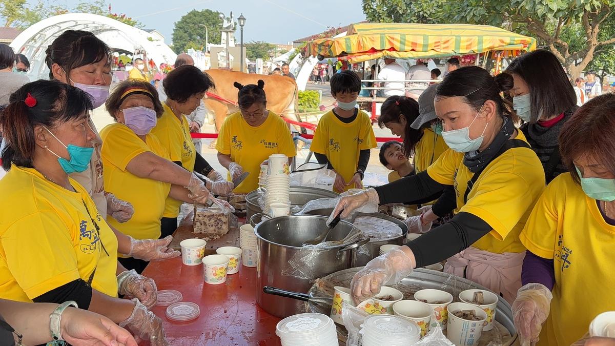 萬丹鄉公所早晨時段免費發送紅豆鹹粿。 圖：屏東縣萬丹鄉公所提供