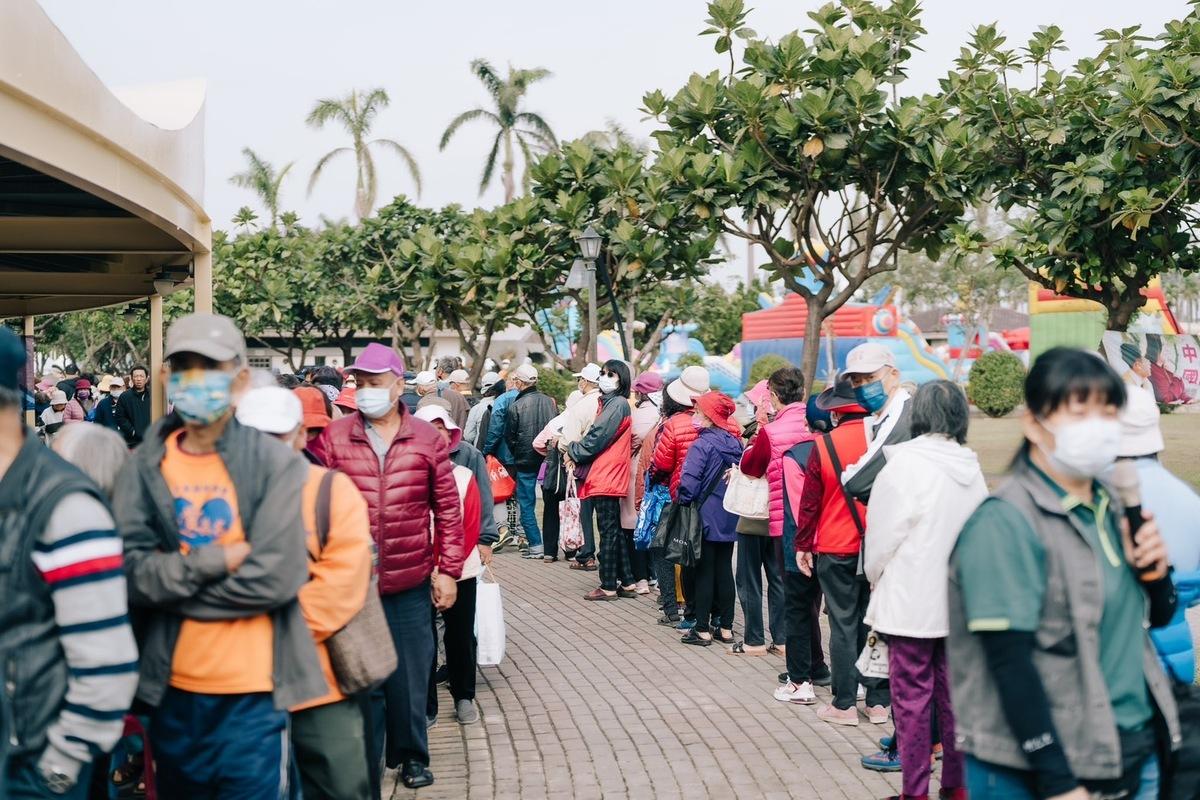現場民眾大排長龍領取萬丹鄉公所免費發送在地紅豆特色美食。 圖：屏東縣萬丹鄉公所提供