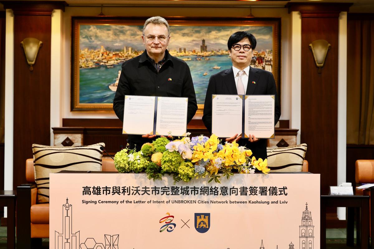 陳其邁(右)、薩多維(左)簽署「完整城市網絡」意向書。 圖：高雄市行國處提供
