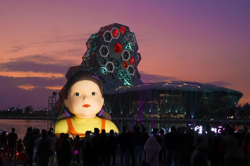 高雄流行音樂中心愛河灣有全世界最大的英熙娃娃。 圖：高雄市觀光局提供