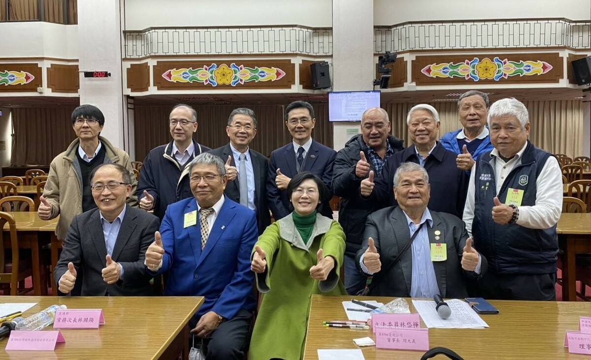 林岱樺(前排右二)邀集相關公私單位舉行港區作業與交通協調會獲公會肯定。 圖：林岱樺服務處提供