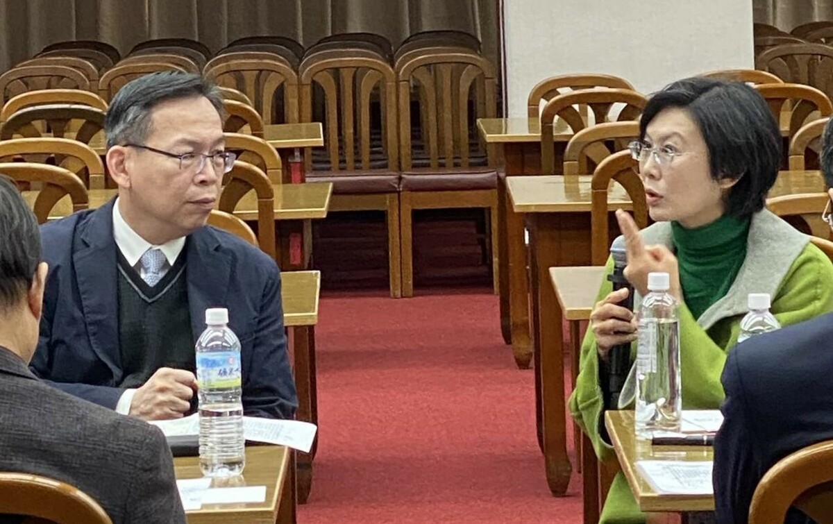 林岱樺(右)居中協調港區作業與交通事宜。 圖：林岱樺服務處提供