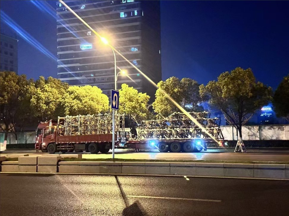 近期南京新街口商圈管理委員會發布公告，禁止民眾在當地聚集舉辦跨年行動，並準備架設金屬護欄 ( 拒馬 ) 防止民眾進入。 圖：翻攝自 @whyyoutouzhele X 帳號