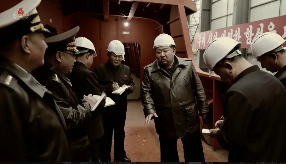 北韓領導人金正恩此前曾多次參觀正在建造的新型軍艦。 圖：翻攝自北韓電視台