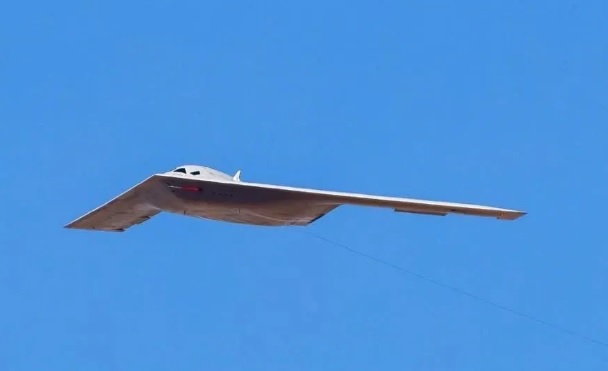 面對中國宣傳的「首架第六代戰機試飛」，美國諾斯洛普．格魯曼公司認為，全球第一款第六代戰機應該是該公司研發的 B-21 「突襲者」遠程打擊轟炸機。 圖：翻攝自 瑤音萬里