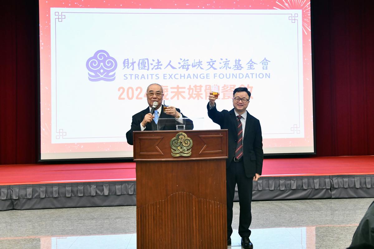 海基會今（31）日舉辦「2024歲末媒體餐敘」，吳豊山董事長和羅文嘉秘書長向媒體記者敬酒。 圖：海基會提供