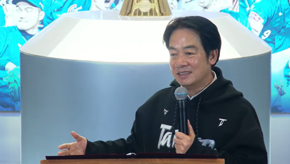 總統賴清德出席「BEHIND THE CHAMPION：冠軍之路特展」開幕記者會。 圖：翻攝自中職共訊