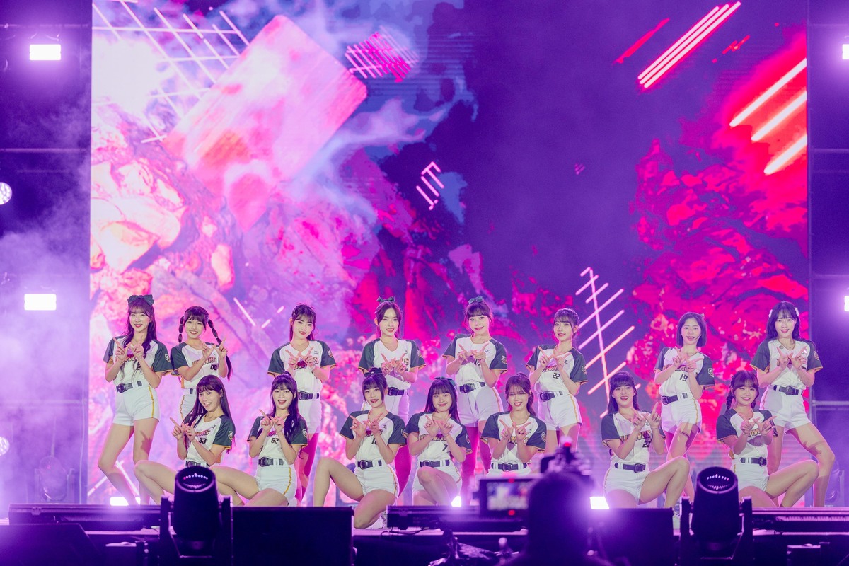 台鋼雄鷹WING STARS啦啦隊帶來青春活力的舞蹈演出。 圖：高雄市政府提供