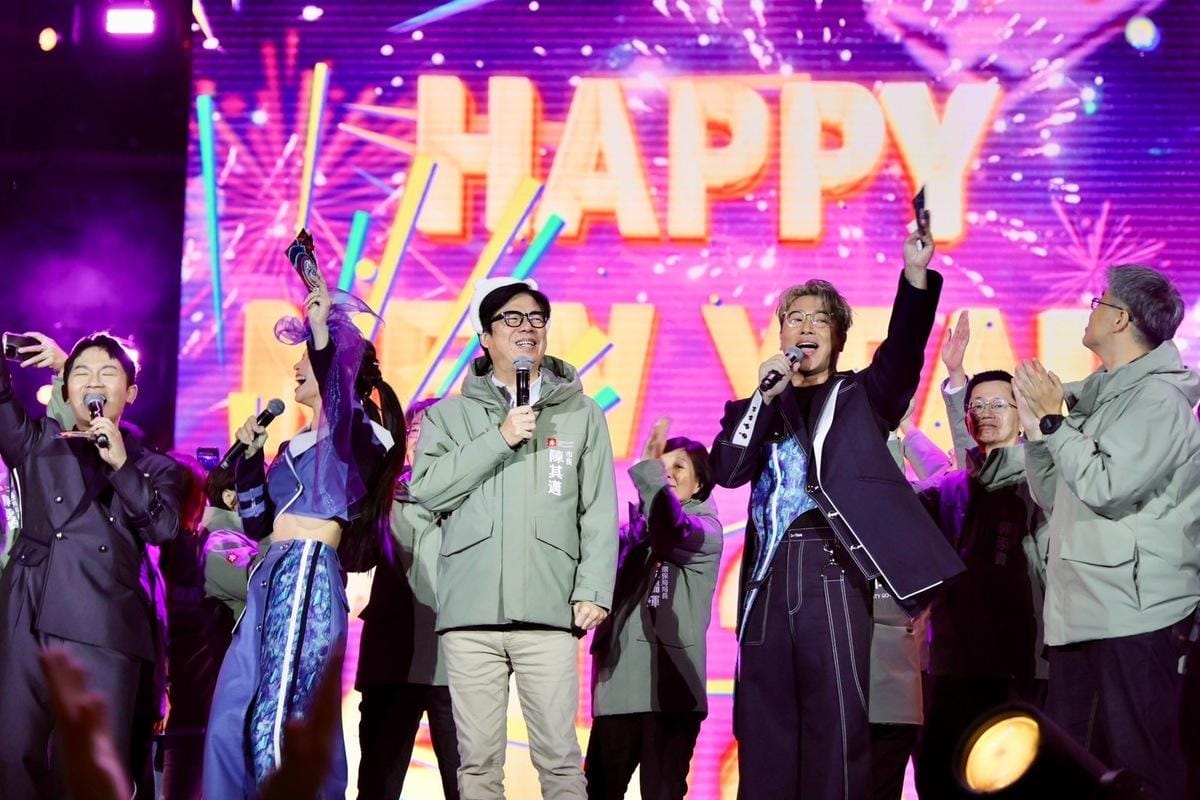 陳其邁(中)陪高雄市民跨年倒數迎接新年。 圖：高雄市政府提供