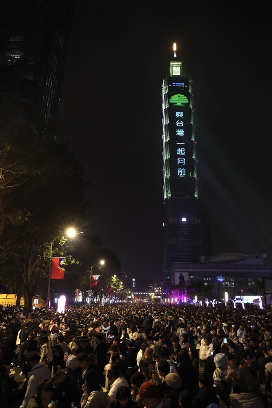 台北最HIGH新年城2025跨年晚會12月31日晚間舉行，根據市府統計，現場有超過22萬人一同欣賞台北101跨年煙火秀、喜迎新年；1日凌晨煙火結束後，民眾陸續準備離開。 圖：中央社提供