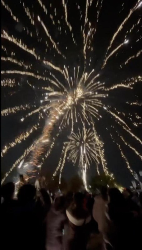 台中市政府在水湳中央公園施放跨年煙火，有民眾拍到煙火疑掉落空地、人群處，相當危險。 圖：翻攝LINE台中北屯14期新案討論