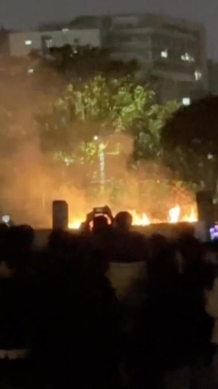 台中市政府在水湳中央公園施放跨年煙火，有民眾拍到煙火疑掉落空地、人群處，引發火勢。 圖：翻攝LINE台中北屯14期新案討論