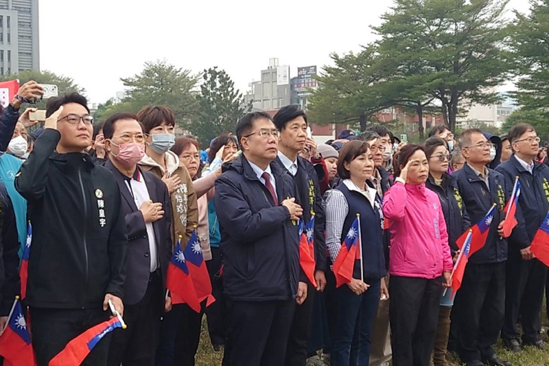 台南市長黃偉哲（左4）1日上午出席在台南市政府西拉雅廣場舉辦的元旦升旗典禮，盼2025年延續台南400精神，讓台南被世界看見。 圖/中央社