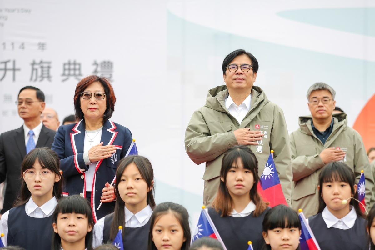 陳其邁(右二)、康裕成(左二)各自率領府會團隊出席升旗典禮。 圖：高雄市政府提供