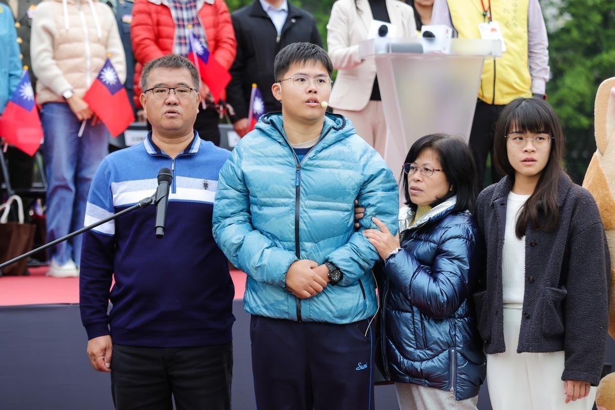 生命鬥士秦良丰(左二)領唱國歌。 圖：高雄市政府提供