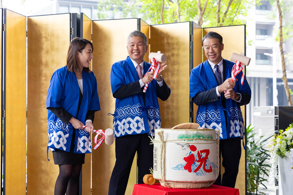 福元雅彥(中)與部門主管共同完成鏡開儀式。 圖：高雄日航酒店提供