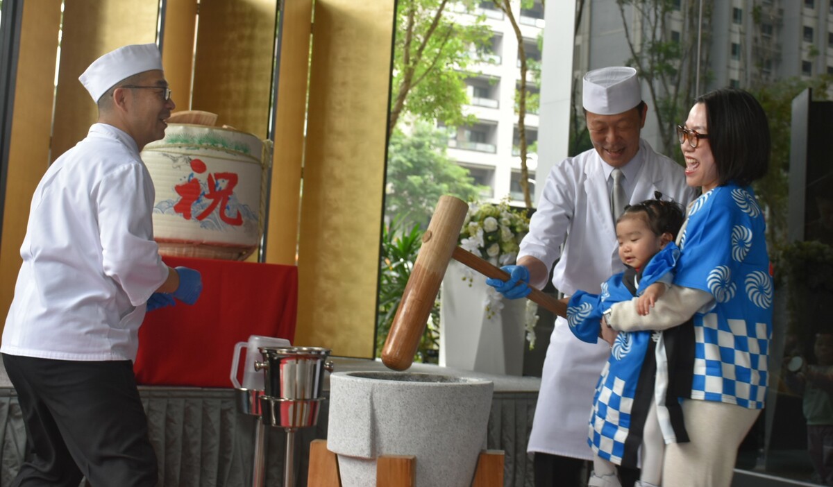 媽媽帶著幼兒一起感受新年搗麻糬的日本傳統文化。 圖：孫家銘攝