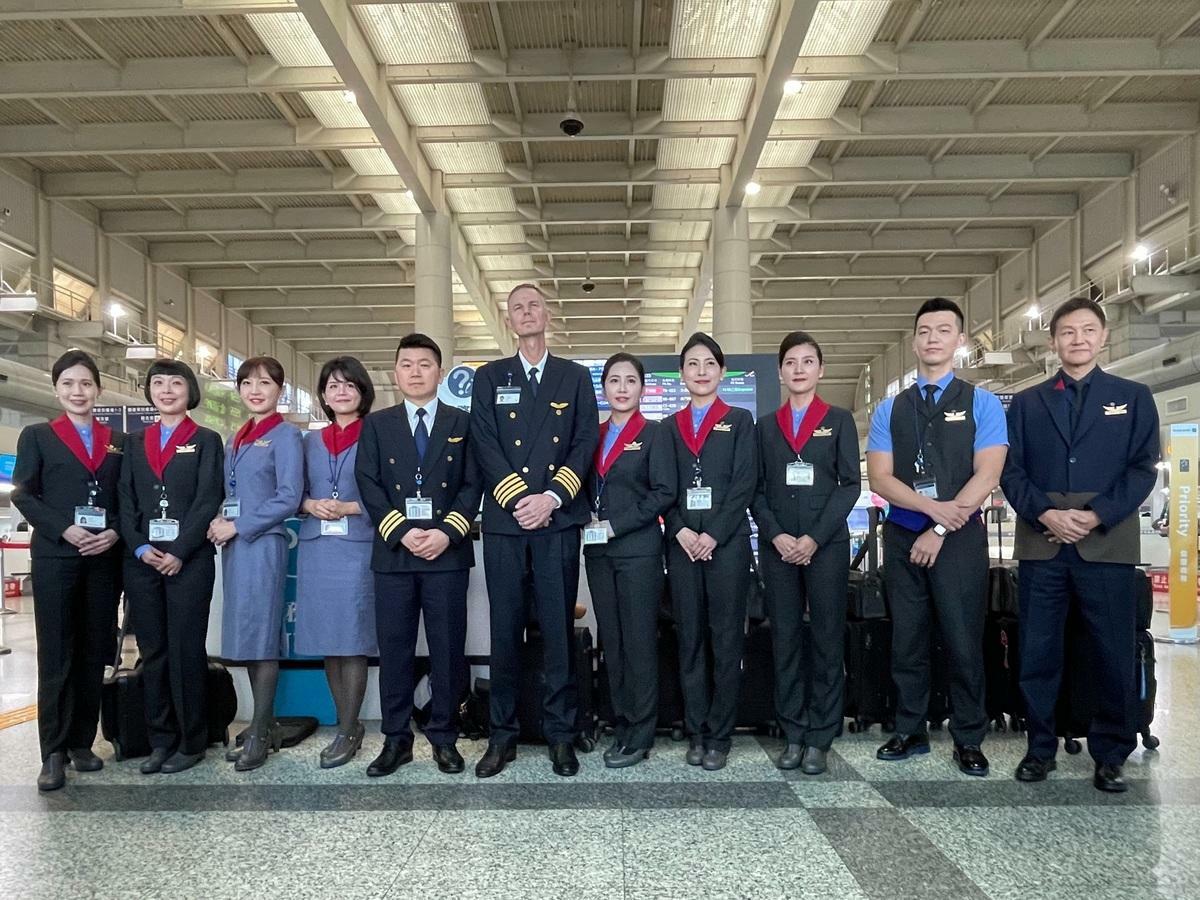 年開始中華航空為了建立職場性別平等及順應全球航空業趨勢，女性一線服務人員褲裝制服於今(1)日上線，包括松山機場、桃園機場、高雄機場之運務員、票務人員及空服員。 圖：中華航空／提供