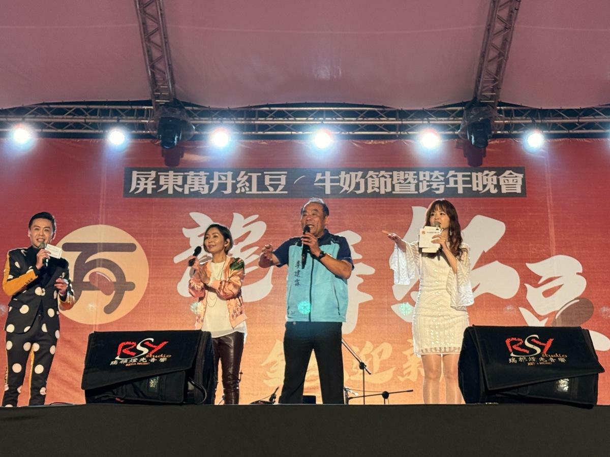 屏東縣萬丹鄉鄉長李建霖(右二)與萬丹鄉民一起跨年。 圖：屏東縣萬丹鄉公所提供