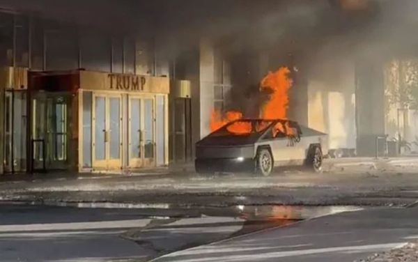 特斯拉Cybertruck在川普酒店門口爆炸。 圖：翻攝自馬斯克X