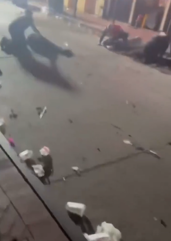 美國路易斯安納州紐奧良 1 日發生一起開車撞人事件，導致至少 15 人死亡與 35 人受傷。 圖：翻攝自 Reacción Nacional X 帳號