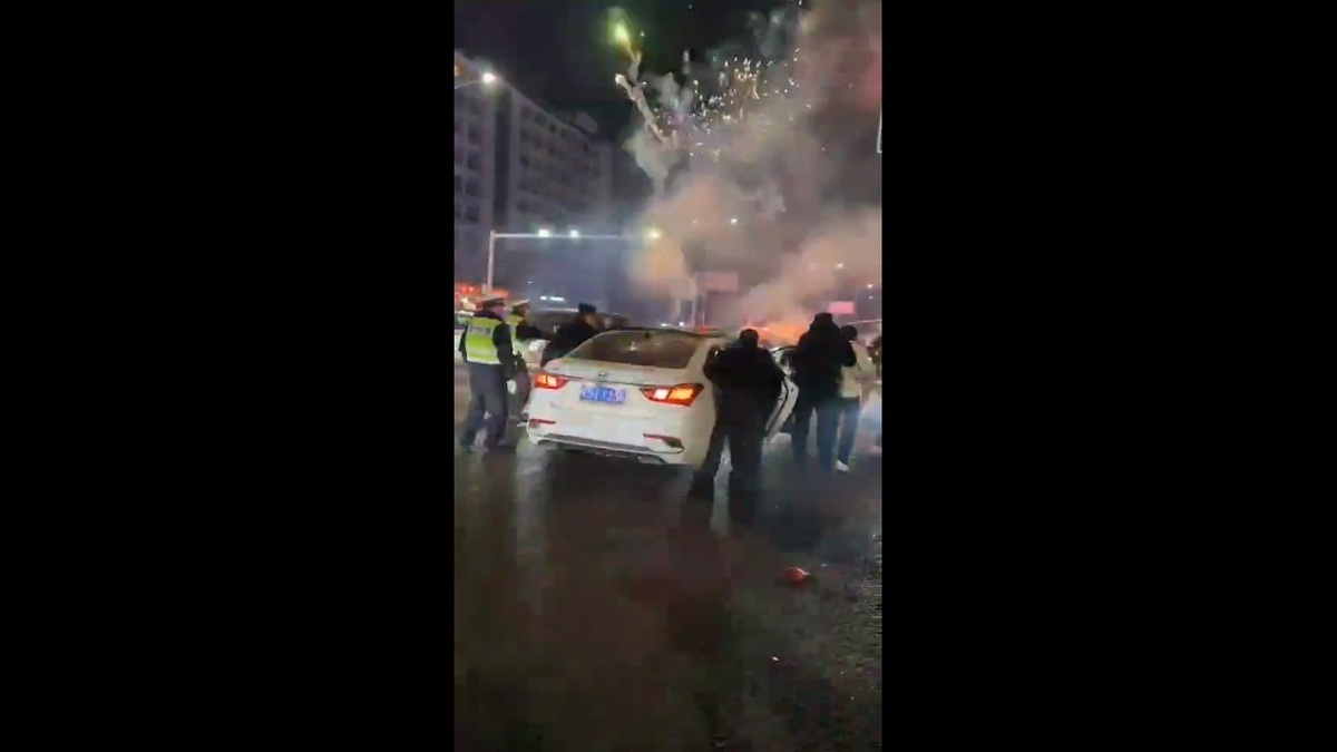 除了取消跨年活動外，中國政府甚至派遣警察、公安抓捕那些「私自燃放煙火、爆竹」的民眾。 圖：擷取自 @fang_danie121 X 分享影片