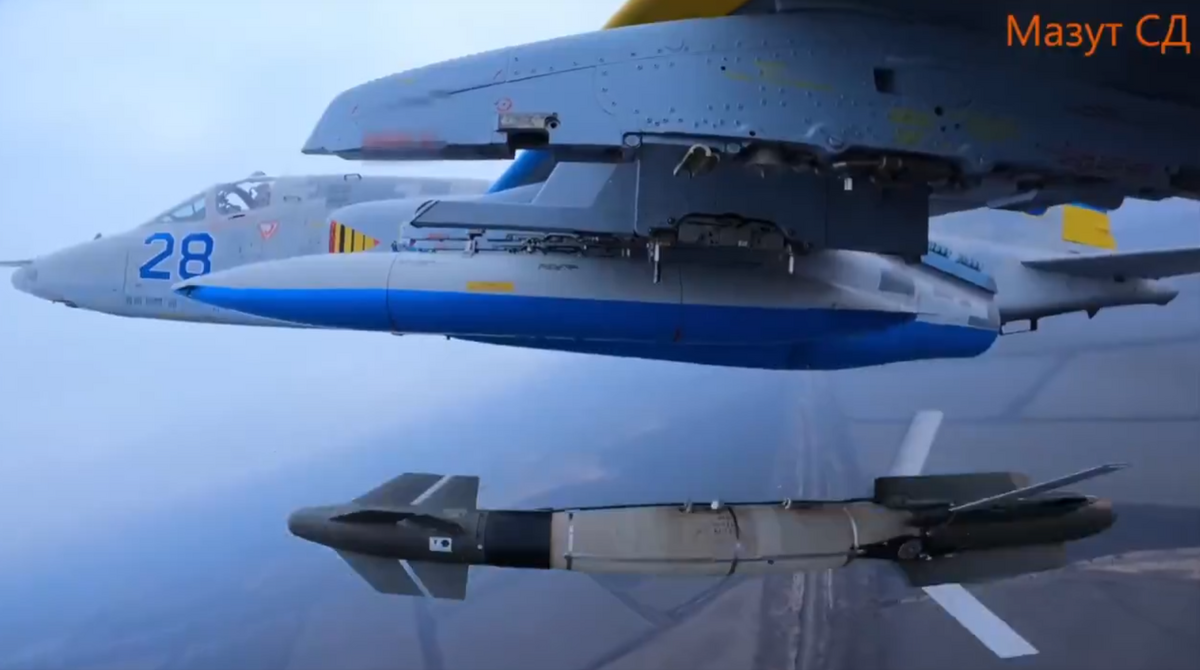 烏克蘭第 299 戰術航空旅的 1 架 Su-25M1 BLUE28 向康斯坦丁尼夫卡方向的俄軍陣地投擲 AASM Hammer 炸彈。 圖：翻攝自 NOELREPORTS X 帳號