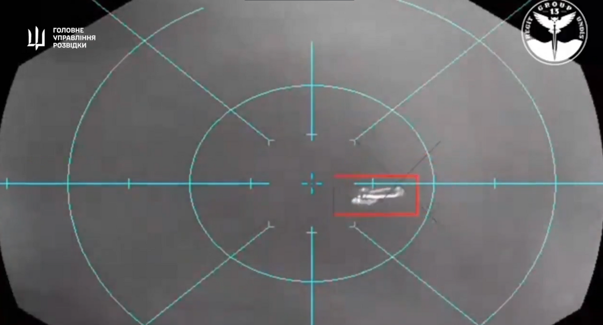 烏軍用海上無人艇在黑海上空打下 1 架俄軍 Mi-8 直升機。 圖：翻攝自愚蠢的精衛 X 帳號