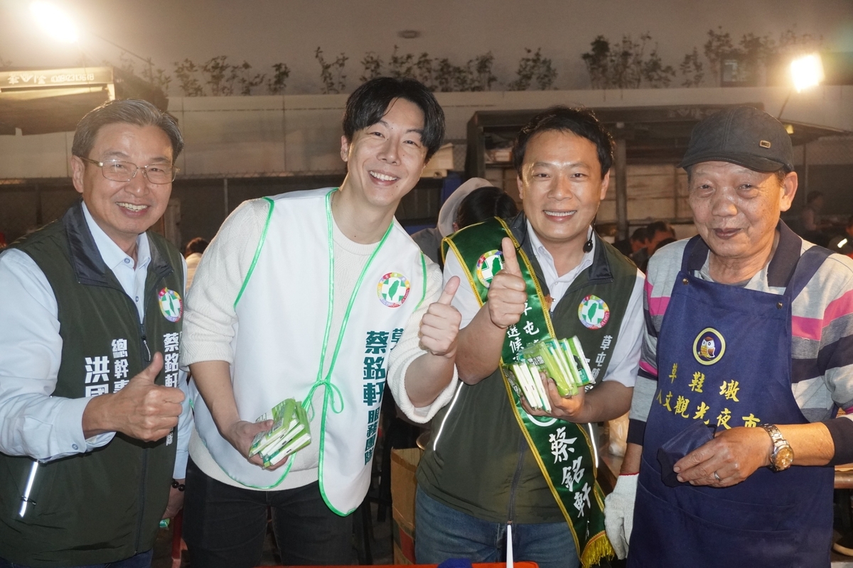 民進黨由議員蔡銘軒出戰草屯鎮長補選，發言人吳崢日前赴南投陪同掃街，力拚勝選。 圖：翻攝自蔡銘軒臉書