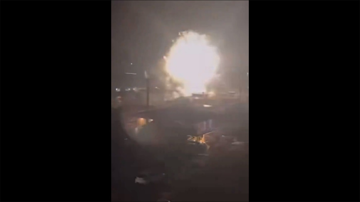 有外媒報導稱，夏威夷檀香山市在跨年夜發生一起嚴重的煙火爆炸事故，總計造成 3 人死亡以及超過 20 人重傷。 圖：擷取自 @JohnCremeansUSA X 分享影片