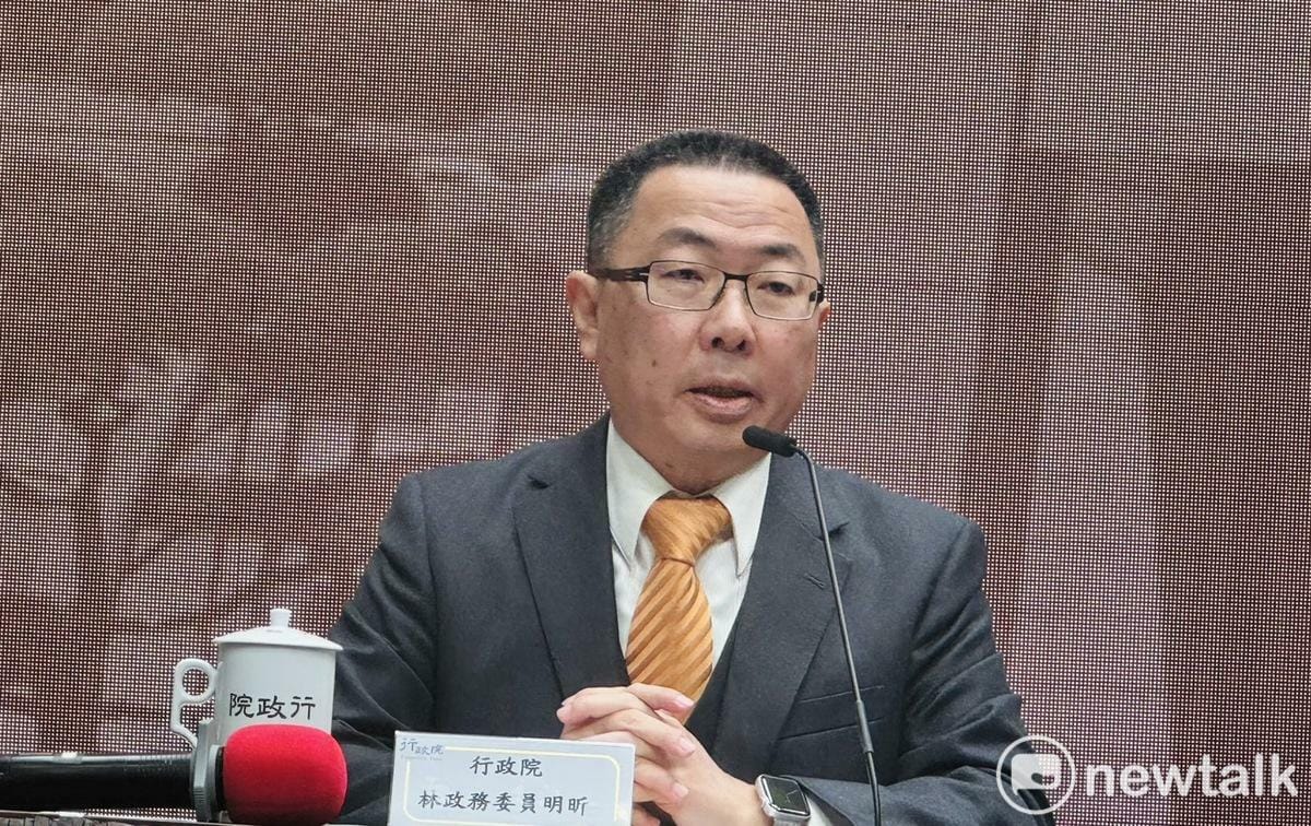 行政院政務委員林明昕今（2）天在行政院會後記者會說明政院針對「憲法訴訟法」修正案提出覆議的理由。 圖：謝莉慧/攝