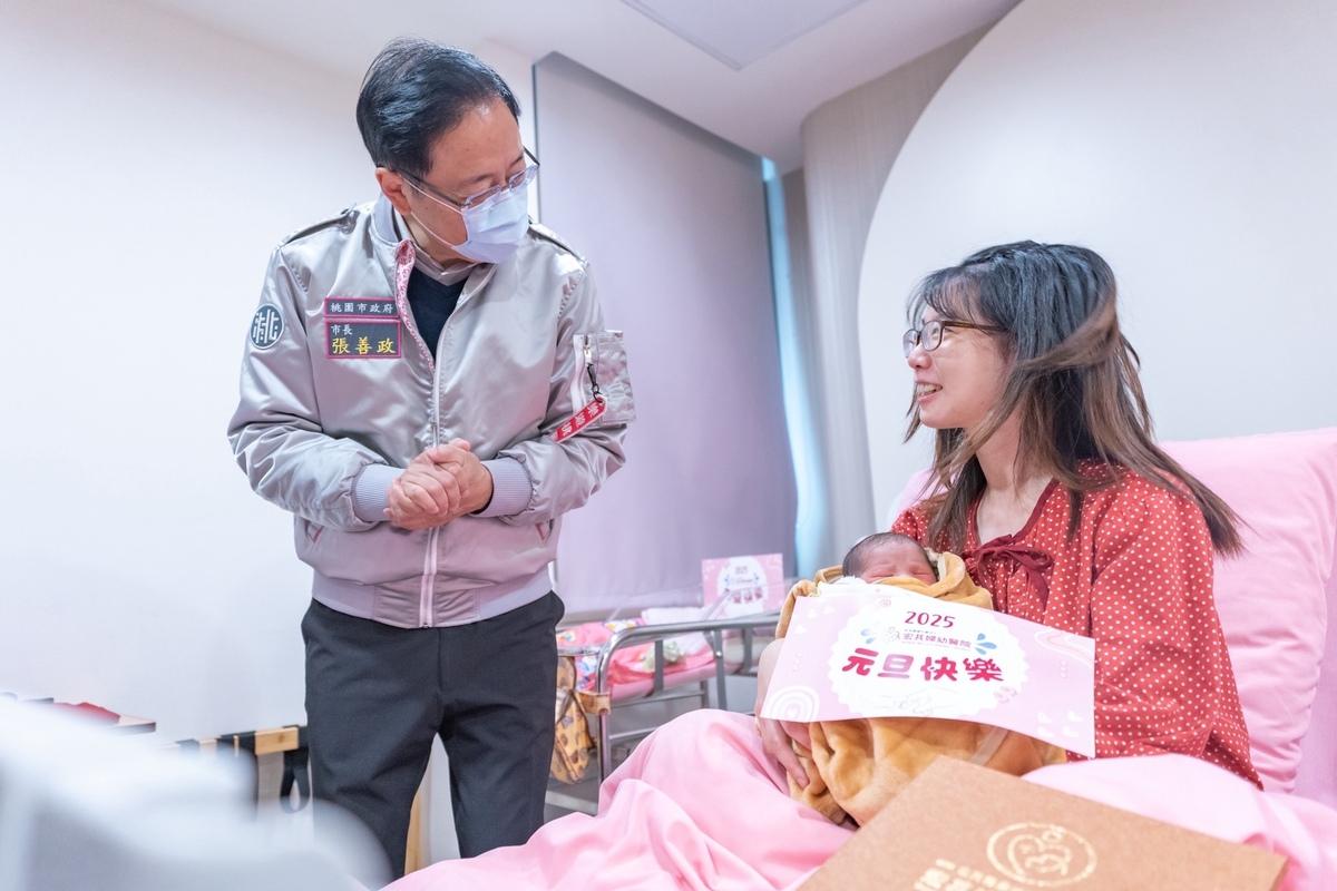 桃園市長張善政探視2025元旦寶寶，並致贈新生兒賀禮。 圖：桃園市政府/提供