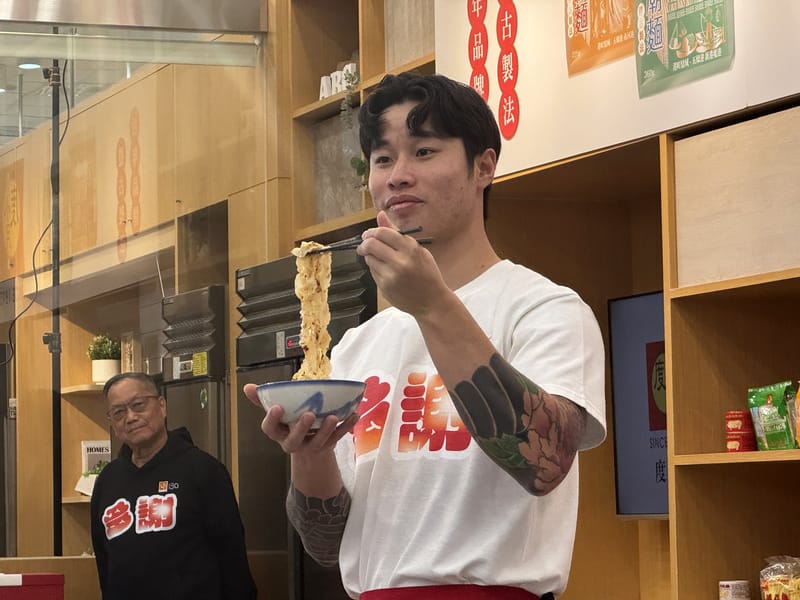 21歲的美職響尾蛇隊左投林昱珉（前）近期升格當爸爸，他2日出席活動時大秀廚藝，煮了蔥爆牛肉、蕃茄炒蛋、乾麵等料理。 圖/中央社
