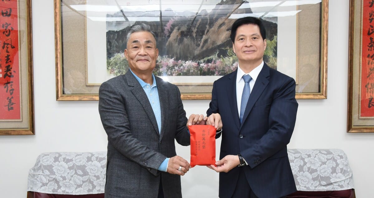 吳文福(左)捐贈善款，林炎田(右)表示全數用於執行勤務人員的慰問支出。 圖：高雄市警察局提供