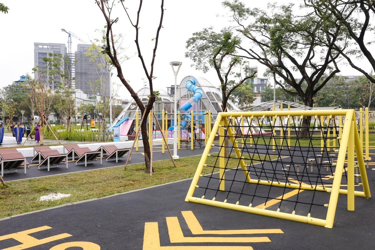 藍田公園獨具特色鹽田元素與現代遊樂及健身設施結合。 圖：高雄市政府提供